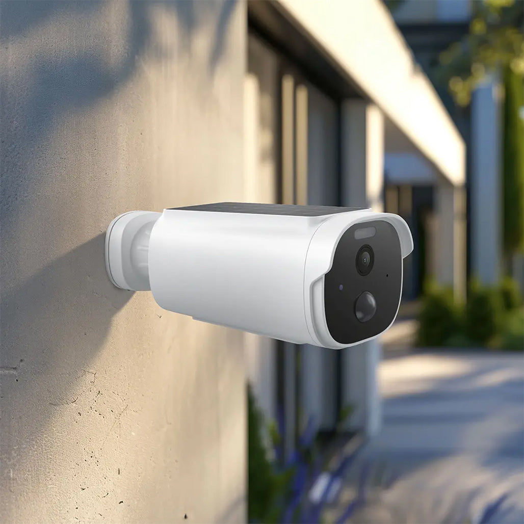 A Photo Of Powerology Built-in Solar Outdoor Camera - White | 2K HD, IR Night Vision, and Solar-Powered Security