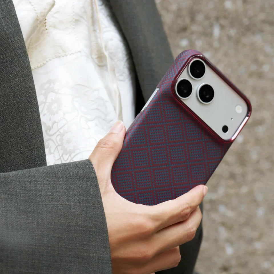 A Photo Of Pitaka Edge Case for iPhone 18 Pro / iPhone 18 Pro Max – Ultra-Thin Aramid Fiber MagSafe Case