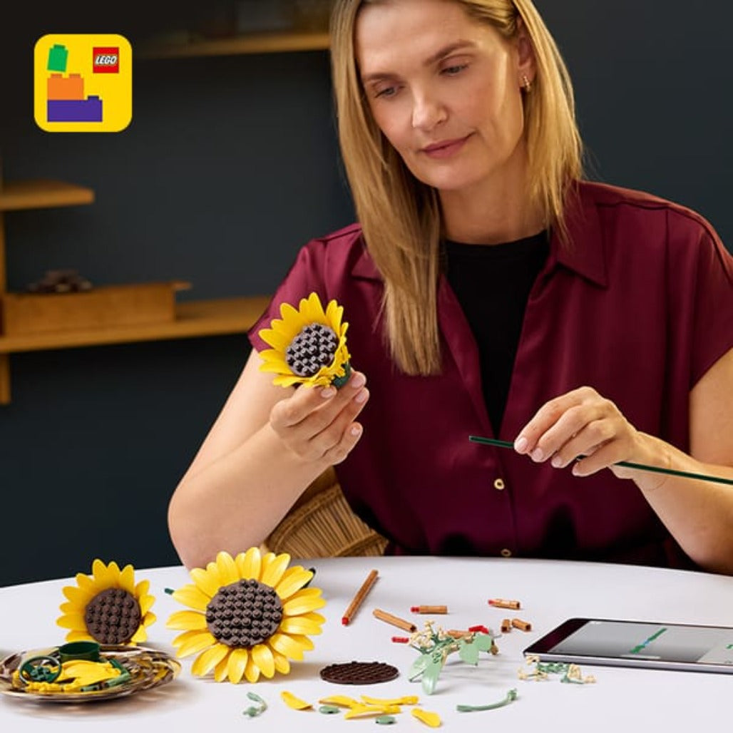 A Photo Of LEGO Sunflower Bouquet - 686 Pieces - 11502