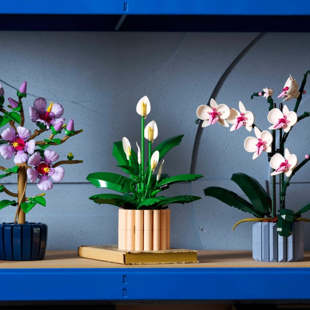 A Photo Of LEGO Peace Lily - 474 Pieces - 11504