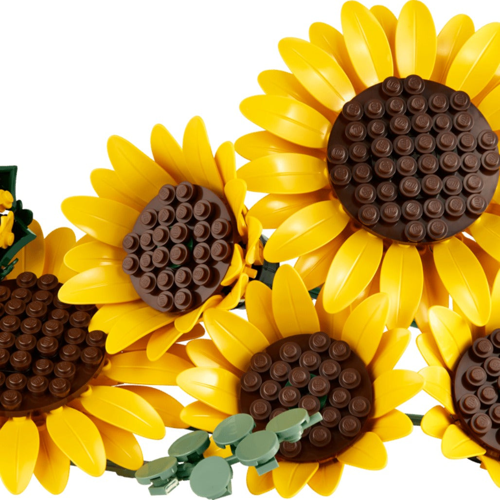 A Photo Of LEGO Sunflower Bouquet - 686 Pieces - 11502