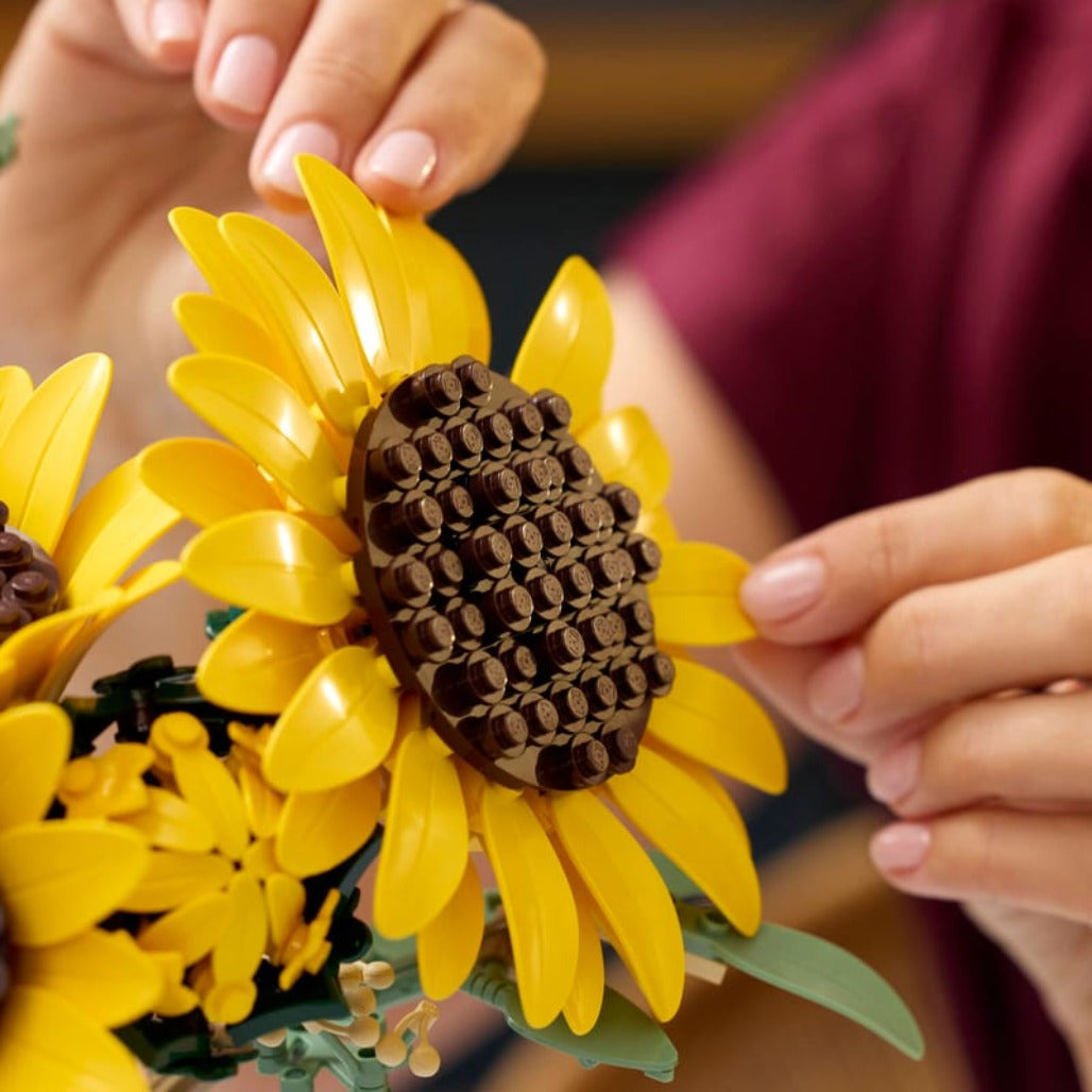 A Photo Of LEGO Sunflower Bouquet - 686 Pieces - 11502
