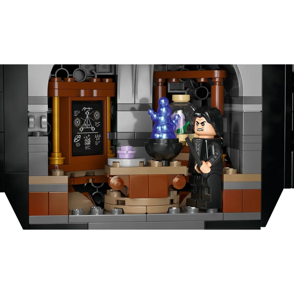 A Photo Of LEGO Harry Potter Cauldron: Secret Potions Classroom 652 Pieces - 76464