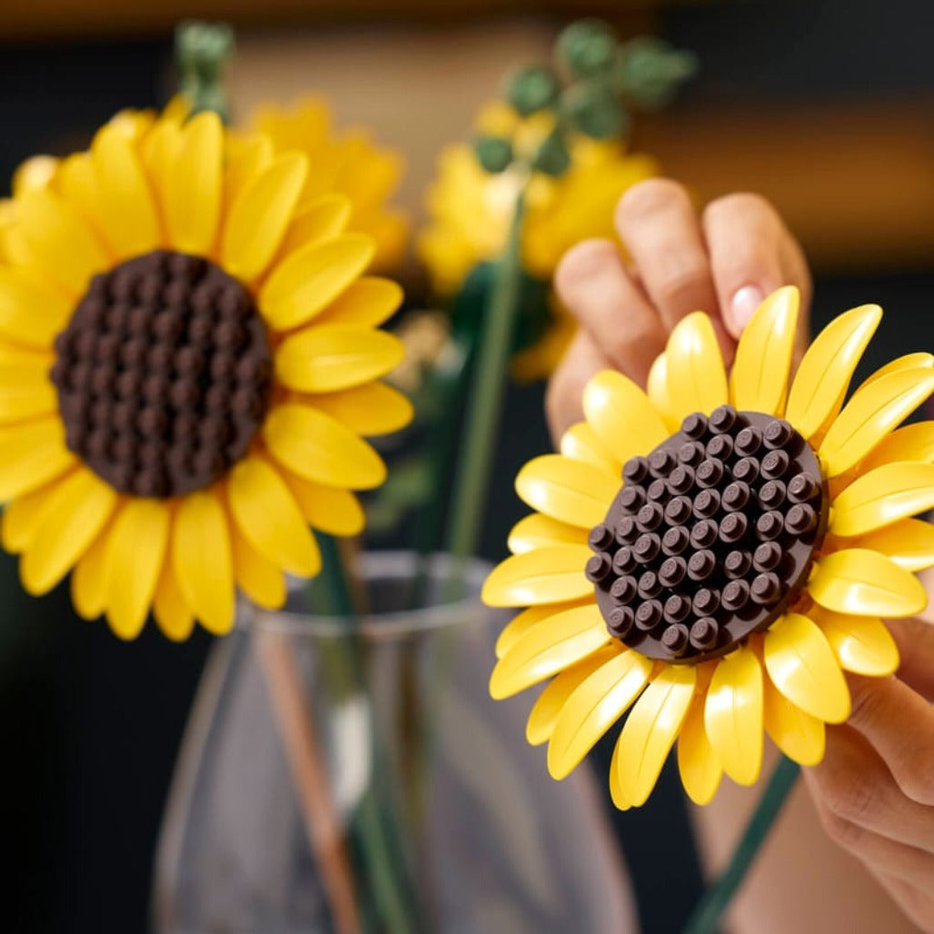 A Photo Of LEGO Sunflower Bouquet - 686 Pieces - 11502
