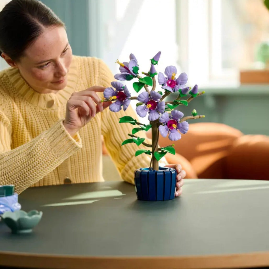 A Photo Of LEGO Botanicals Hibiscus 660 Pieces - 10372