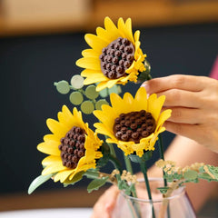 A Photo Of LEGO Sunflower Bouquet - 686 Pieces - 11502